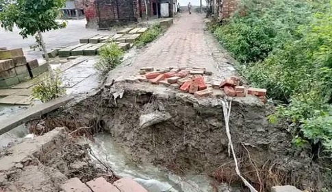 শ্যামনগরের চকবার-গাইনবাড়ী সড়ক ভেঙে গেছে, চরম দুর্ভোগে এলাকাবাসী