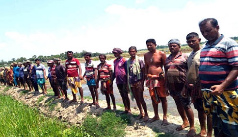 ১৩ বিঘা জমি দখলের পাঁয়তারার অভিযোগে হিন্দু সম্প্রদায়ের মানববন্ধন