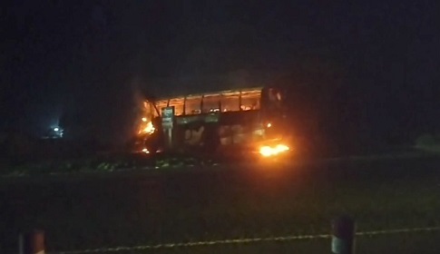 ফরিদপুরে পুলিশের জব্দকৃত বাসে আগুন