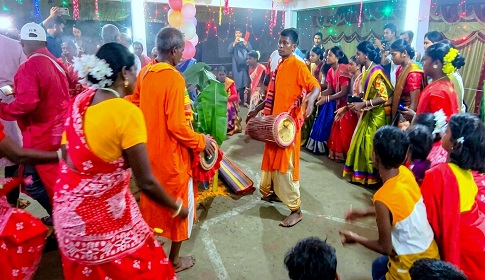 ভালো ফসলের আশায় কারাম গাছের বন্দনায় ওরাঁওরা