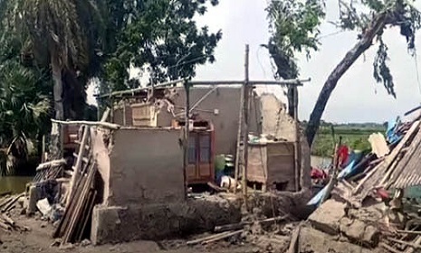 আশাশুনিতে আকস্মিক টর্নেডোয় চারটি কাঁচা ঘর লন্ডভণ্ড