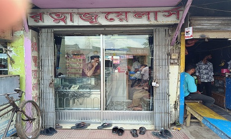 তালায় রত্না জুয়েলার্সে দুঃসাহসিক চুরি, ২৩ লাখ টাকার গহনা লাপাত্তা