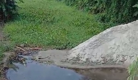 শ্রীনগরে অবৈধভাবে সরকারি খাল ভরাটের অভিযোগ