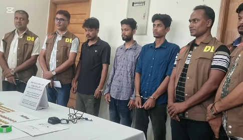 গ্রাহকদের একাধিকবার আঙ্গুলের ছাপ নিয়ে সিমকার্ড তুলে অপরাধীদের কাছে বিক্রি, তিন যুবক গ্রেপ্তার
