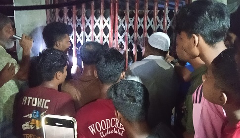 সাতক্ষীরায় মাদক ব্যবসার অভিযোগে দুই সহোদরের বাড়িতে ভাঙচুর লুটপাট, দুই যুবক আটক
