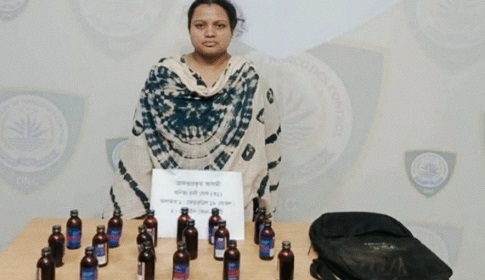 বগুড়ায় ফেয়ারডিলের ১৮ বোতলসহ নারী গ্রেপ্তার