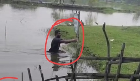 দেবহাটায় সাইনবোর্ড তুলে নিয়ে মন্দিরের জমি দখলের হুমকি