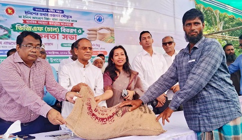 লৌহজংয়ে মা ইলিশ রক্ষায় জেলেদের মাঝে মানবিক সহায়তা হিসেবে চাল বিতরণ