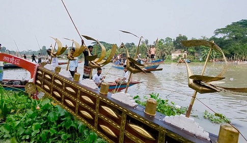 ফরিদপুরের কুমার নদে ঐতিহ্যবাহী নৌকাবাইচ প্রতিযোগিতা