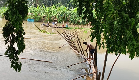 কাশিয়ানীতে কুমার নদীতে অবৈধভাবে বাঁধ দিয়ে মাছ ধরার স্থাপনা উচ্ছেদ