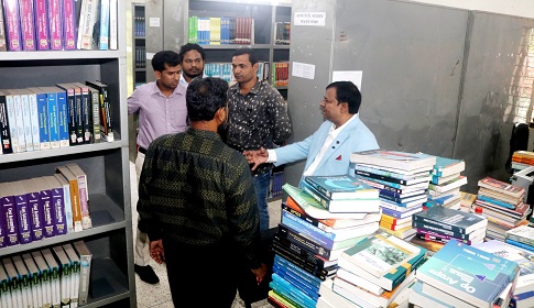 গোবিপ্রবিতে গ্রন্থাগার ও পরিবহন দপ্তরে উপাচার্যের আকস্মিক পরিদর্শন
