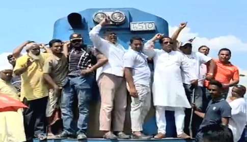 বাগেরহাটের ভাগা রেলস্টেশন চালুর দাবীতে মানববন্ধন
