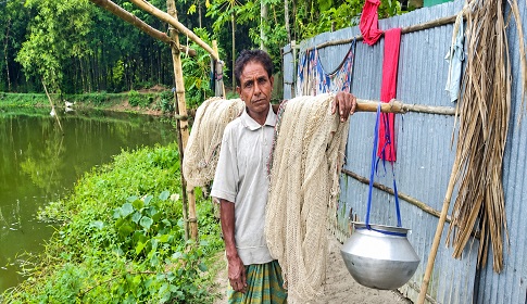 তিস্তায় মাছের আকাল, জেলেপল্লিতে ম্লান পূজার আনন্দ
