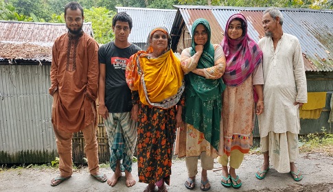 মানসিক ভারসাম্যহীন স্বামী-সন্তানকে নিয়ে বেঁচে থাকার লড়াই দোলেনার 