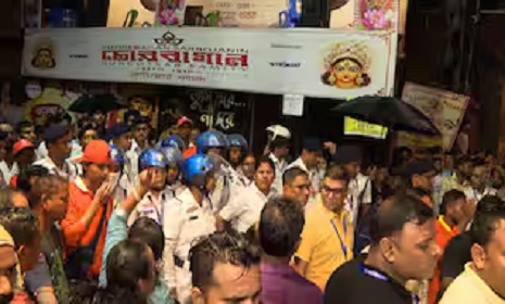 কলকাতায় দুর্গাপূজার মণ্ডপ ভেঙে নিহত ১৭