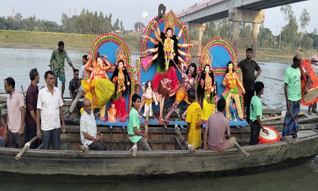 সোনাতলায় বাঙালি নদীতে প্রতিমা বিসর্জন