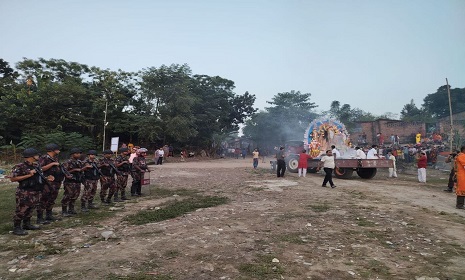 প্রতিমা বিসর্জনের মধ্য দিয়ে দিনাজপুরে শেষ হলো শারদীয় দুর্গোৎসব