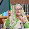 <p>হুইসেল বাজিয়ে, পতাকা নেড়ে চিলাহাটি এক্সপ্রেসের উদ্বোধন করলেন প্রধানমন্ত্রী</p>