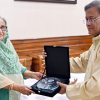 প্রধানমন্ত্রীর হাতে ক্লাইমেট মোবিলিটি চ্যাম্পিয়ন লিডার পুরস্কার