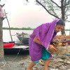 নদীতে কুড়িয়ে পাওয়া পাতায় হাড়ি জ্বলে তরী বালার