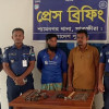 সুন্দরবনের ডাকাত সন্দেহে দুইজনকে আটক করে পুলিশে সোপর্দ