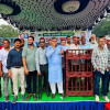গাড়ি বহর থেকে হাত নেড়ে নেতাকর্মীদের অভিবাদন জানালেন প্রধানমন্ত্রী তারেক রহমান