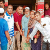 পানিবন্দি ২০০ পরিবারে মামুন এমপির ত্রাণ সহায়তা