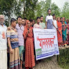 শ্যামনগরে মাদার নদীর বাঁশের সাঁকোতে জীবনের ঝুঁকি, সেতুর দাবিতে মানববন্ধন