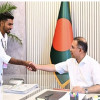 <p>রক্তমাখা পতাকা প্রধানমন্ত্রীকে উপহার দিলেন জুলাই যোদ্ধা আজিজুর রহমান&nbsp;</p>