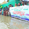 নোয়াখালীতে হাঁটু পানিতে দাঁড়িয়ে সড়ক সংস্কারের দাবিতে মানববন্ধন