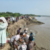 আশাশুনিতে বেড়িবাঁধে ভয়াবহ ভাঙন, ভাঙন রোধে কাজ করছেন স্থানীয়রা