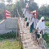 ৬ ফুট খাড়া বাঁশের চাটাই বেয়ে স্কুলে যায় শিক্ষার্থীরা, ভোগান্তিতে ১০ হাজার মানুষ