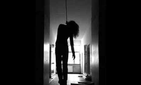 নারী পোশাক কর্মীর ঝুলন্ত লাশ উদ্ধার