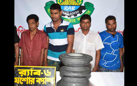 নড়াইলে কোটি টাকার কষ্টিপাথরসহ আটক ৪