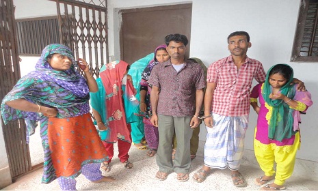 সাতক্ষীরায় এক পাচারকারি ও সাতজন নারী পুরষ আটক