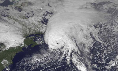 ধেয়ে আসছে ঘূর্ণিঝড় হুদহুদ, ৩ নম্বর সতর্কতা সংকেত