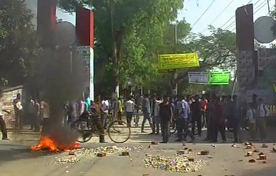 শিক্ষক লাঞ্ছিত করার প্রতিবাদে সড়ক অবরোধ