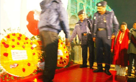 জুতা পায়ে শহীদ বেদীতে পুষ্পমাল্য অর্পণ করলেন ওসি