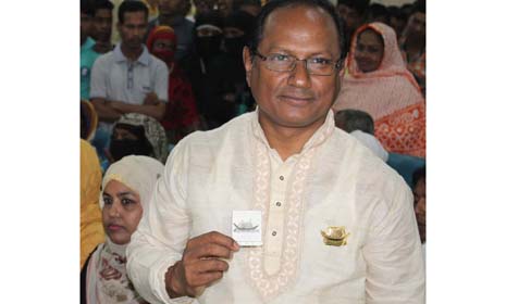 লাকসামে নৌকার পাল তুলেছেন অধ্যাপক আবুল খায়ের