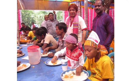 বড়াইগ্রামে নববর্ষে উম্মুক্ত পান্তা-ইলিশে খুশী হাজার গরীব-দুঃখী