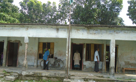 সালথার রায়েরচর প্রাথমিক বিদ্যালয়ের ঝুঁকিপূর্ণ ভবনে চলছে পাঠদান