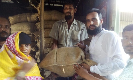 সালথার রামকান্তপুর ইউনিয়নে ভিজিডির চাউল বিতরণ