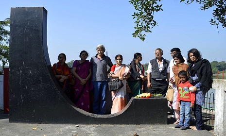 বাবার কবর জিয়ারত করতে পিরোজপুরে মুহম্মদ জাফর ইকবাল