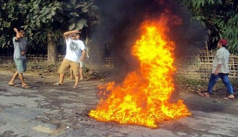 খাগড়াছড়িতে সকাল-সন্ধ্যা অবরোধ চলছে