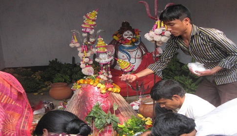 নওগাঁর ঐতিহ্যবাহী ভূতনাথ মন্দিরে চলছে বাৎসরিক উৎসব