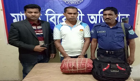 লালমনিরহাটে গাজাঁসহ পাচারকারী গ্রেফতার