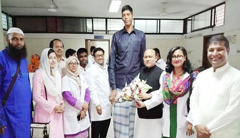 আ.লীগে যোগ দিলেন বিশ্বের সবচেয়ে লম্বা মানুষ জিন্নাত