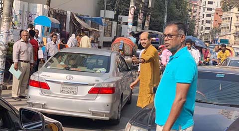 গাড়ি থেকে নেমে যানজট নিয়ন্ত্রণ করলেন আতিকুল