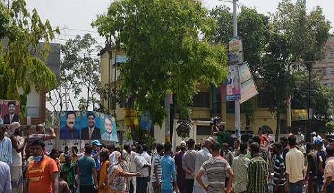 খাদ্যের দাবিতে রংপুরে এরশাদ পুত্র সাদ’র পল্লী নিবাস ঘেরাও