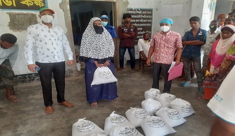তাড়াশে পাচঁশত গরীব ও দুস্থদের ১০ কেজি করে চাল বিতরণ